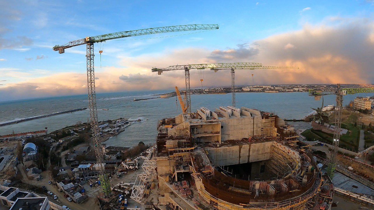 Обзор строительства культурно-образовательного комплекса в городе-герое Севастополе